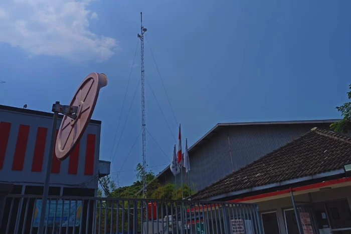 instalasi plasma current di menara internet
